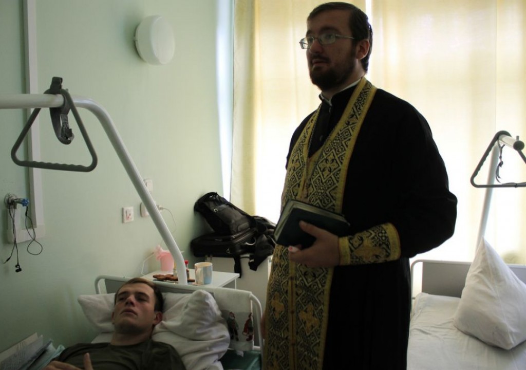 Помощь тульских казаков раненому бойцу ополчения Донбасса