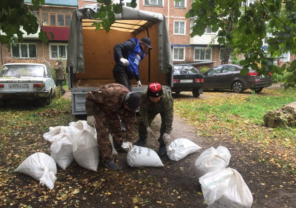 Казаки оказали помощь жителям в отсыпке щебнем тропинки возле их дома