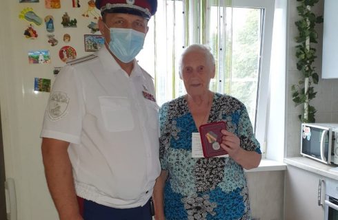 Атаман Альховик вручил ветеранам медали в честь 80-летия обороны Тулы.