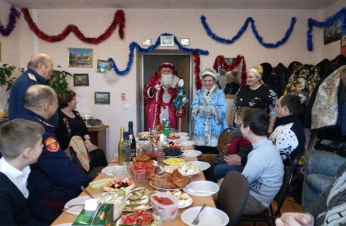 Казаки станицы Исток Донская поздравили детей казаков с наступающим Новым годом!