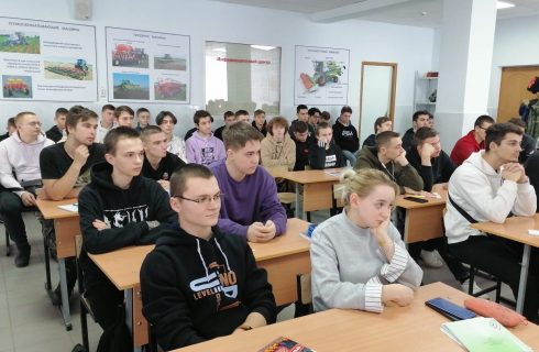 Студентам сельскохозяйственного колледжа рассказали о службе в казачьих частях ВС РФ.