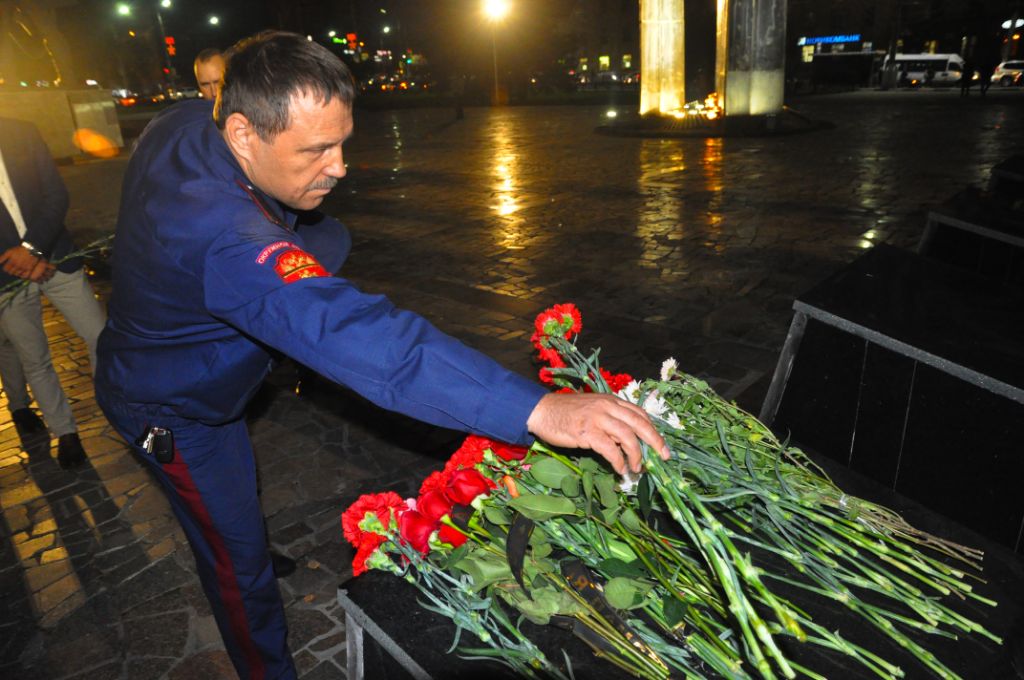 Атаман Альховик возложил цветы в память о жертвах событий в колледже Керчи