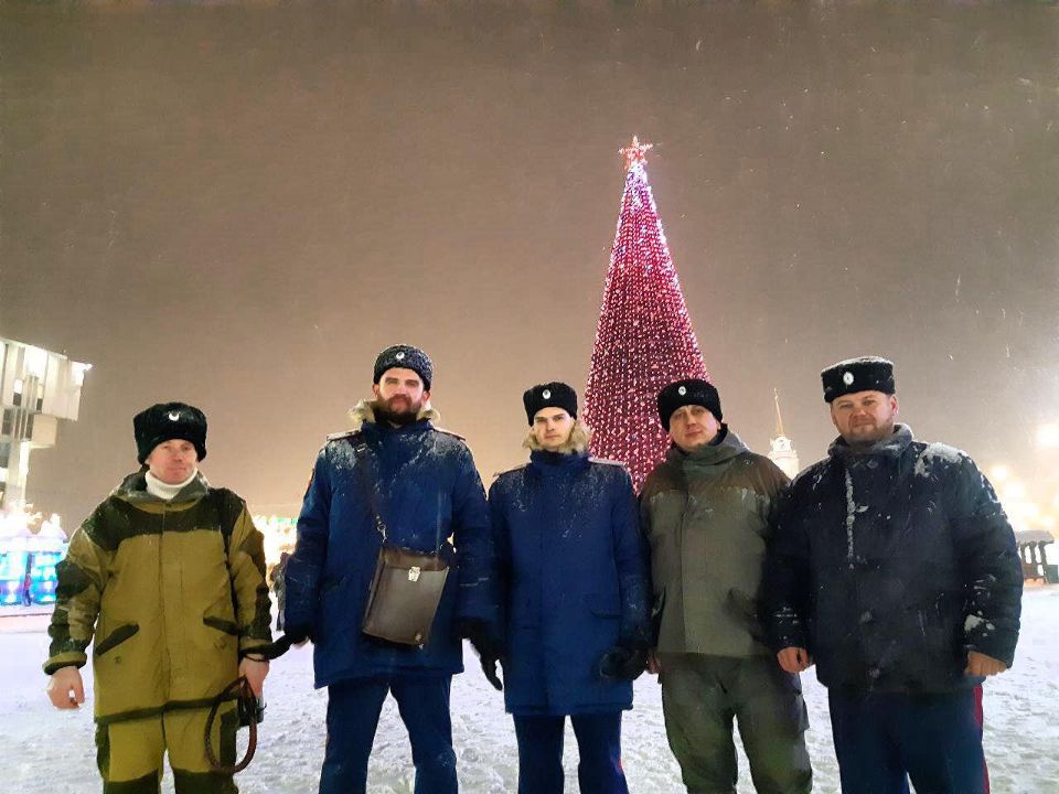 Тульские и щекинские казаки на главной площади Новогодней столицы России содействуют полиции в охране общественного порядка .