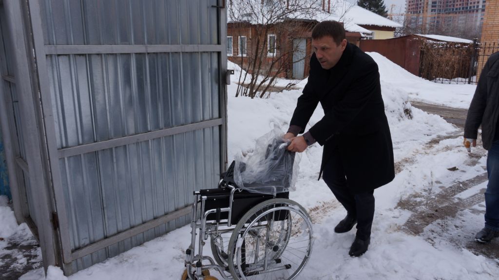 Алексей Альховик вручил инвалидную коляску