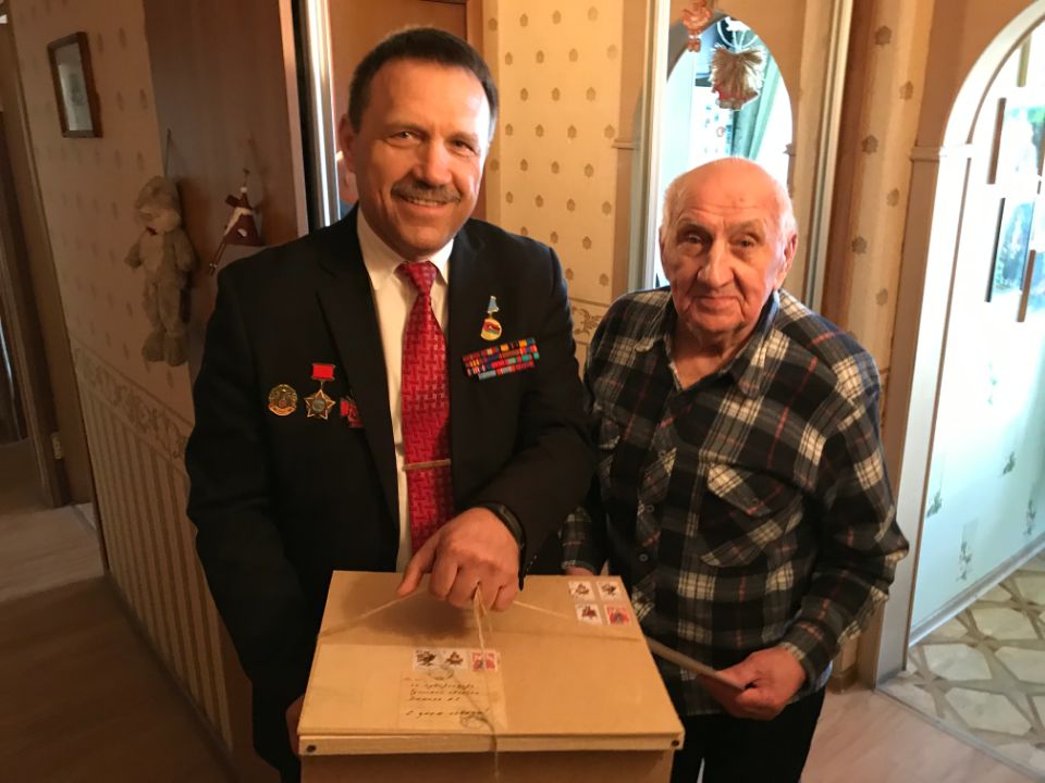 Атаман Альховик вручил подарки от губернатора ветеранам Великой Отечественной войны