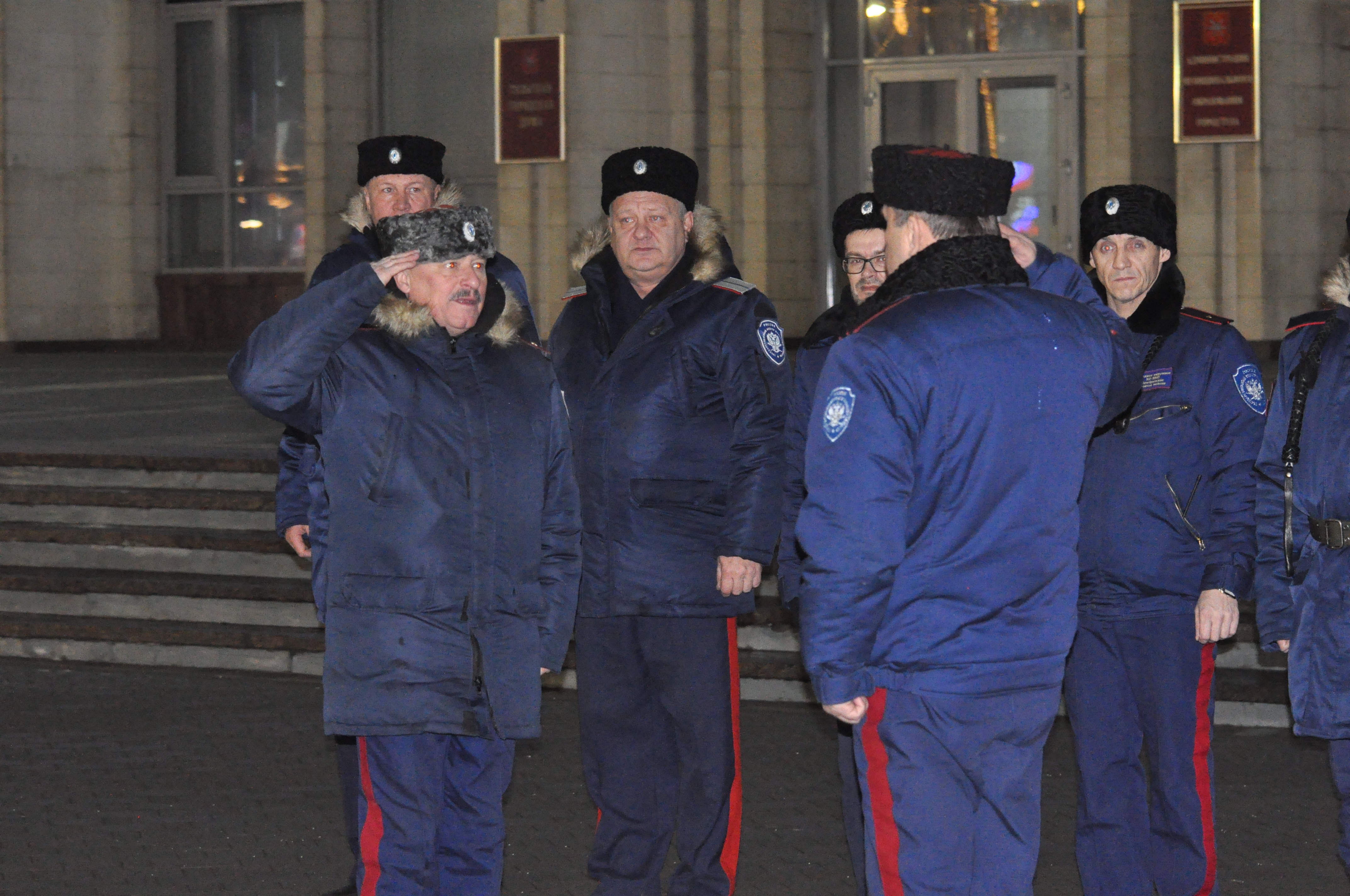 Тульские казаки содействуют полиции в охране общественного порядка в Новогоднюю ночь на главной площади Тулы.