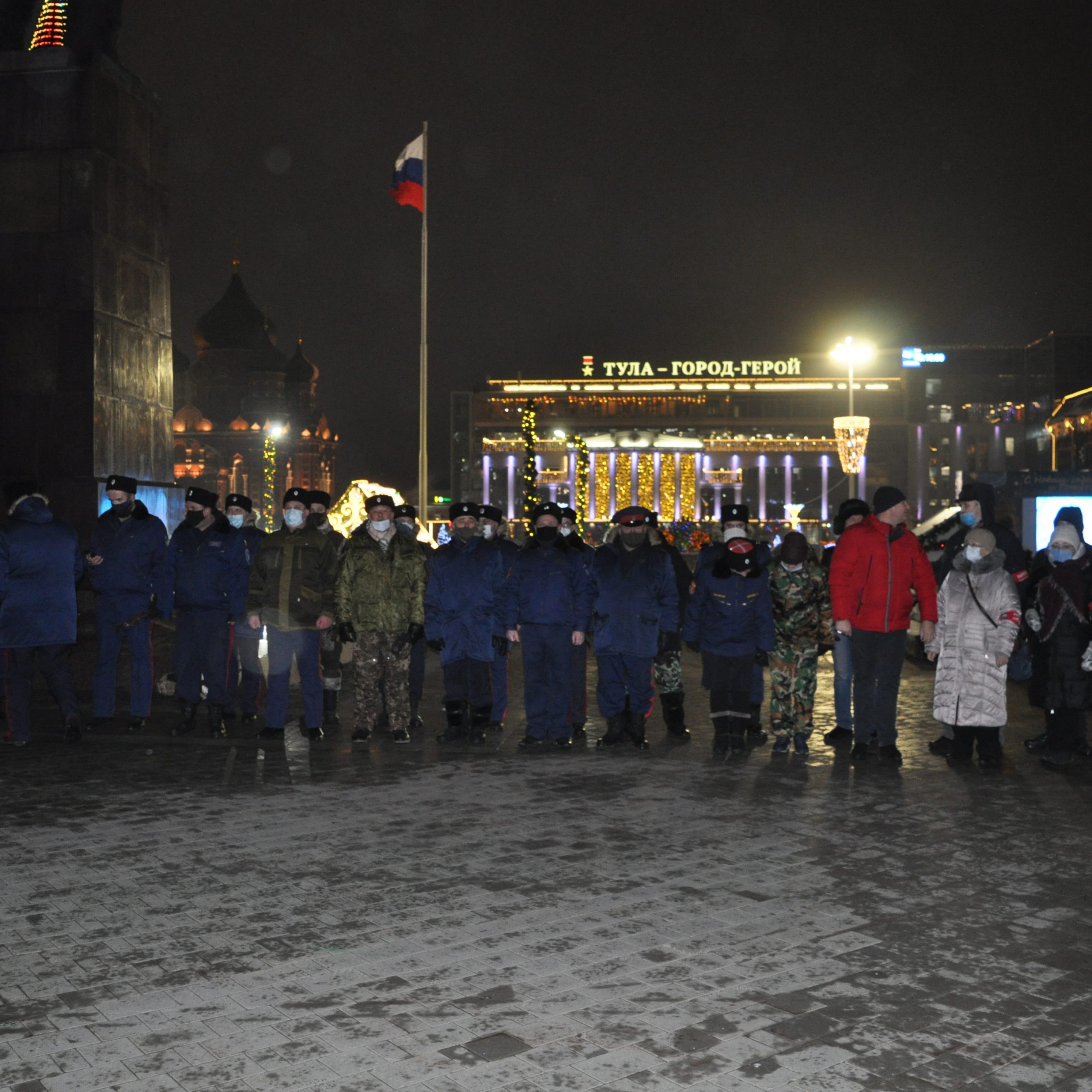 Тульские казаки содействуют полиции в охране общественного порядка в новогоднюю ночь на пл.Ленина.