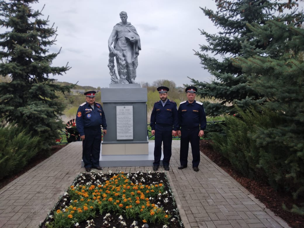Новомосковские казаки охраняют воинские захоронения.