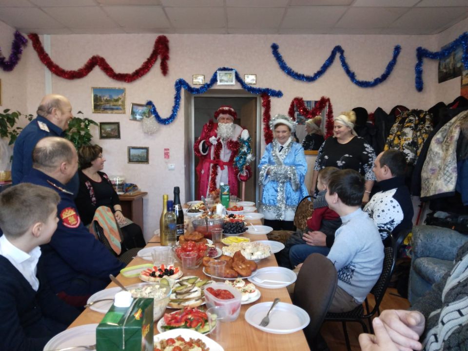 Казаки станицы Исток Донская поздравили детей казаков с наступающим Новым годом!
