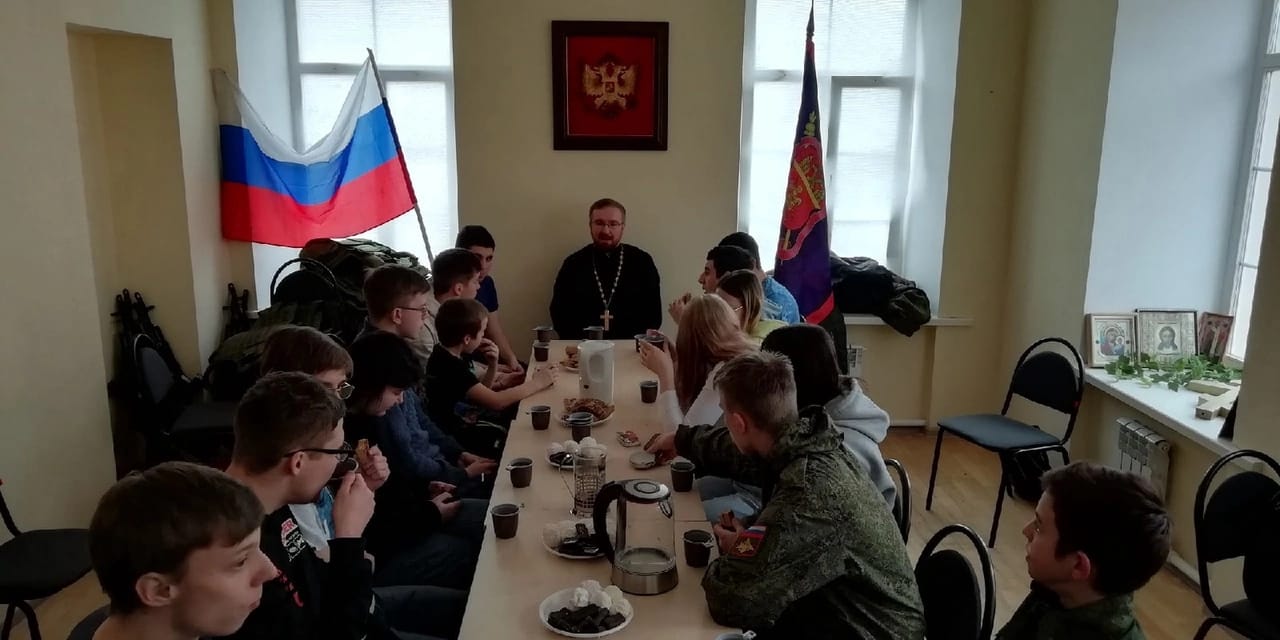Молодые казаки изучают основы православия.