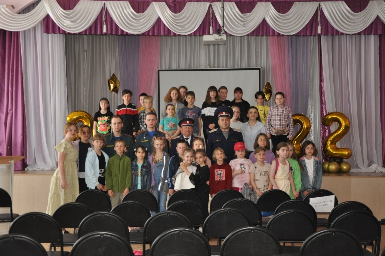 Казаки Новомосковска рассказали школьникам про основы пожарной безопасности