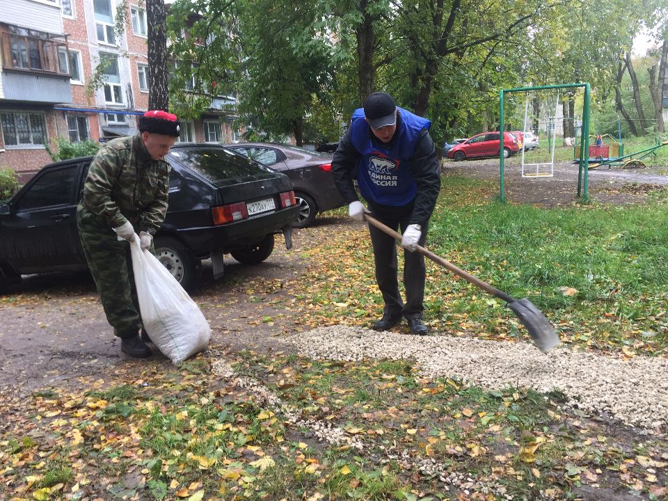 Казаки оказали помощь жителям в отсыпке щебнем тропинки возле их дома